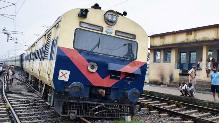 ट्रेनों के विलंब से चलने की परिपाटी बन चुकी है (फोटो-PTI)