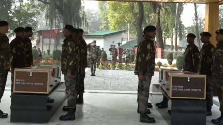 शहीद जवानों को श्रद्धांजलि (photo- Aajtak)