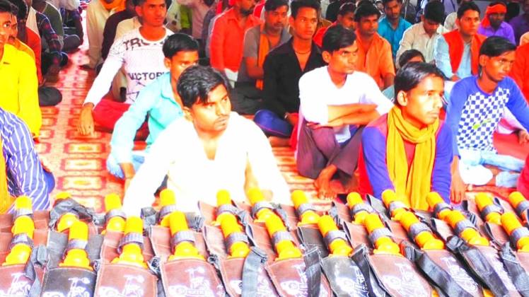 बजरंग दल के नौजवानों को त्रिशूल दीक्षा (Photo- Aajtak)