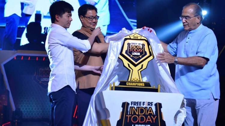 इंडिया टुडे ग्रुप के चेयरमैन अरुण पुरी और केंद्रीय मंत्री किरण रिजिजू