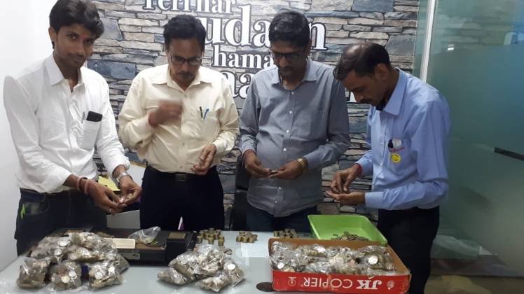 सिक्कों से खरीदी गाड़ी (फोटो- aajtak)