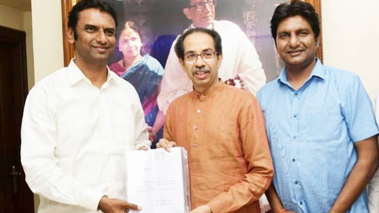 निर्दलीय विधायक शंकर राव ने उद्धव ठाकरे को समर्थन पत्र भी सौंप दिया (फोटो- राजेश वारादकर)