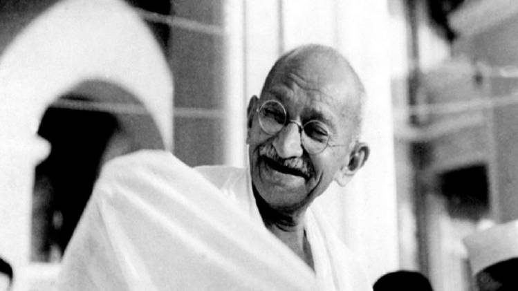 गांधीजी को आज भी लोग उनके अनमोल विचारों और गीतों के माध्यम से याद करते हैं.