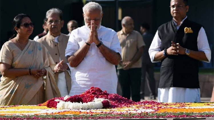 विजयघाट पर प्रधानमंत्री नरेंद्र मोदी (फाइल फोटो)