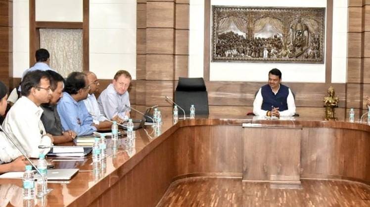 बैठक में देवेंद्र फडणवीस