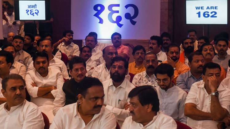 मुंबई के होटल में कांग्रेस, शिवसेना और एनसीपी के नेता (फाइल फोटो PTI)