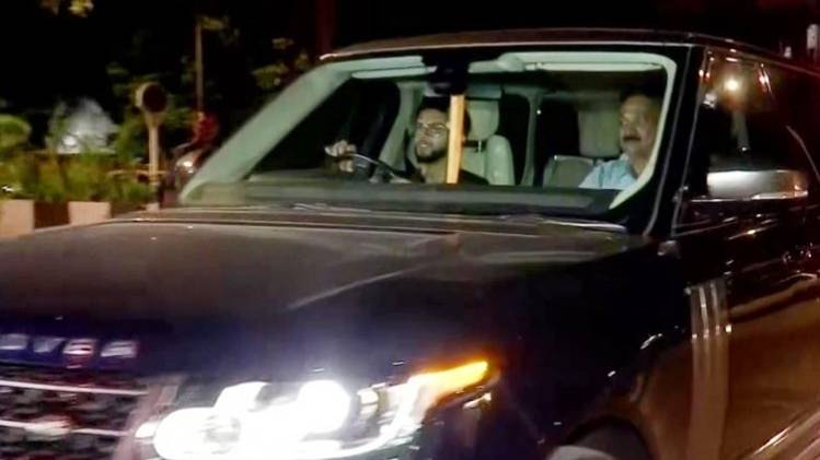 शिवसेना विधायकों से मिलने होटल पहुंचे आदित्य ठाकरे (फोटो-एएनआई)