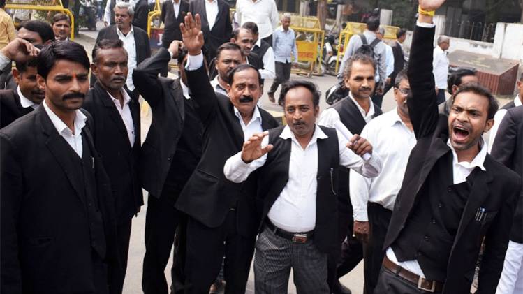 दिल्ली के वकीलों ने हड़ताल वापस ली (Courtesy- ANI)