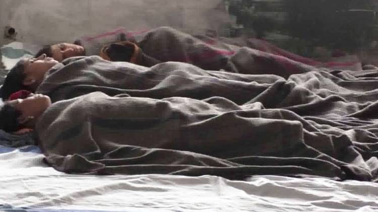 नसबंदी के बाद जमीन पर लेटीं महिलाएं (Photo- Aajtak)