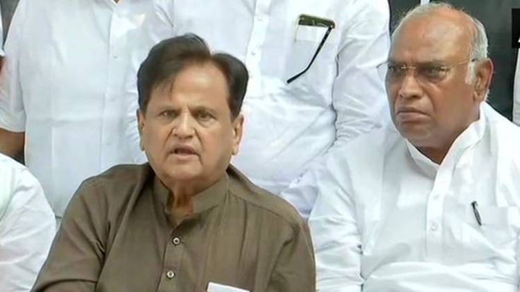 कांग्रेस नेता अहमद पटेल और मल्लिकार्जुन खड़गे (फोटो-ANI)