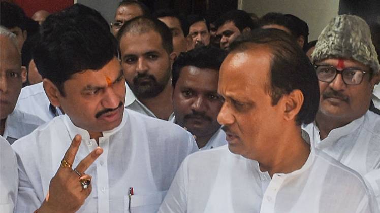 धनंजय मुंडे के साथ अजित पवार (फाइल फोटो-PTI)