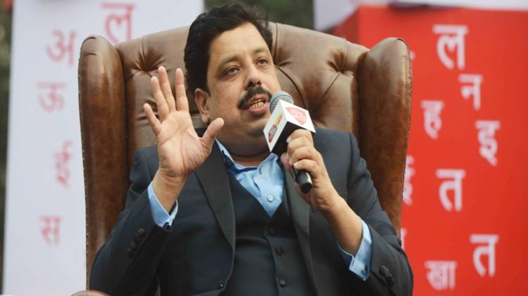 साहित्य आजतक के मंच पर फिल्मों पर चर्चा करते बाहुबली फेम आनंद नीलकंठन. (फोटोःK Asif/Mail Today)