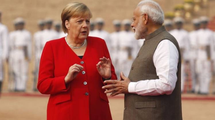 पीएम मोदी से मिलीं एंगेला मर्केल (फोटो: AP)