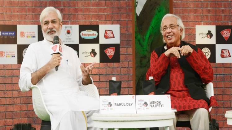 साहित्य आजतक के मंच पर चर्चा करते अशोक वाजपेयी और राहुल देव.(फोटो-विक्रम शर्मा)