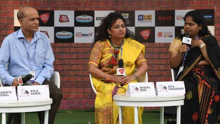 साहित्य आजतक के मंच पर असमिया लेखक कुला सैकिया, युवा असमिया लेखिका बिपाशा बोरा और रीता चौधरी