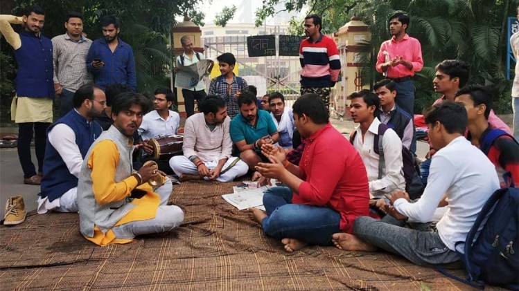 BHU के छात्रों का धरना प्रदर्शन (फोटो- Anil Jaiswal)