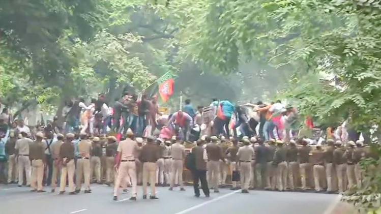 कांग्रेस मुख्यालय के सामने बीजेपी का प्रदर्शन (फोटो: ANI)