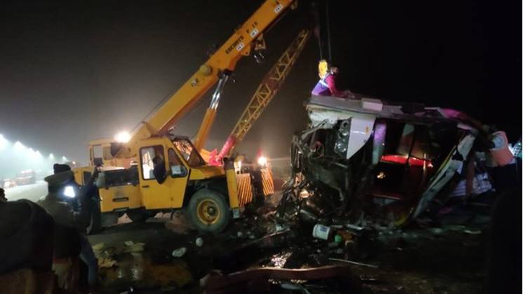 दुर्घटना के बाद पहुंचा बचाव दल (तस्वीर-ANI)