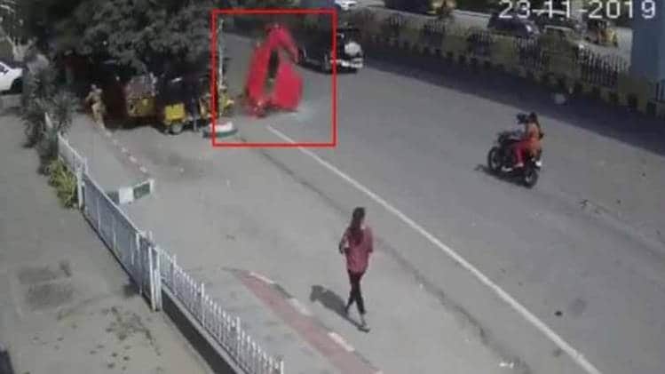 हैदराबाद में फ्लाईओवर से नीचे गिरी कार (वीडियोग्रैब)