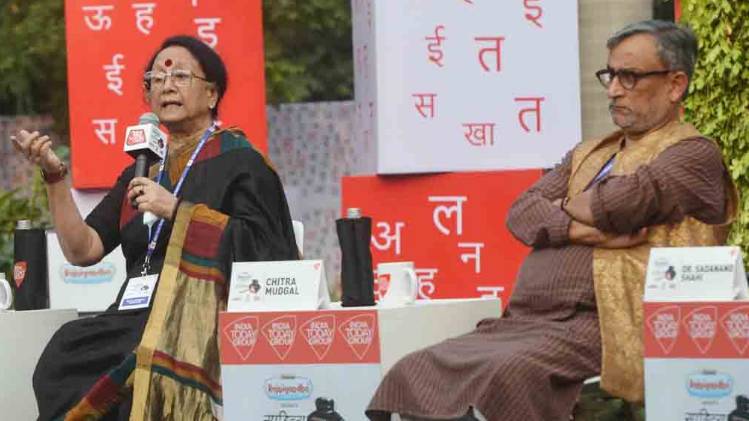 साहित्य आजतक के मंच पर चित्रा मुद्गल और डॉ. सदानंद शाही (फोटो: के. आसिफ)
