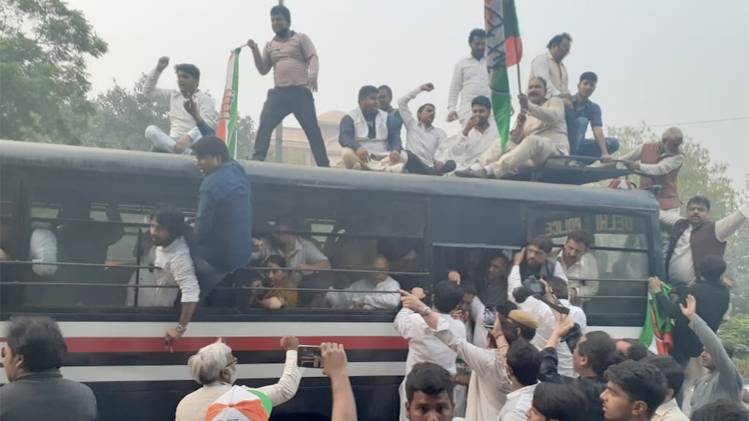 वायु प्रदूषण को लेकर कांग्रेसियों का प्रदर्शन