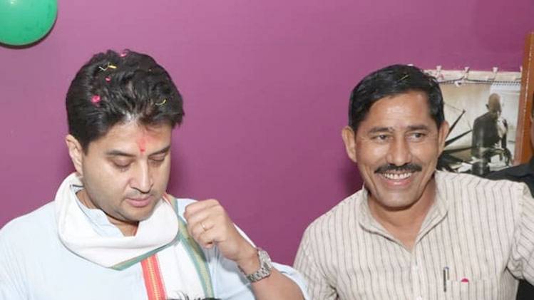 ज्योतिरादित्य सिंधिया के साथ विधायक सुरेश राठखेड़ा (फाइल फोटो)