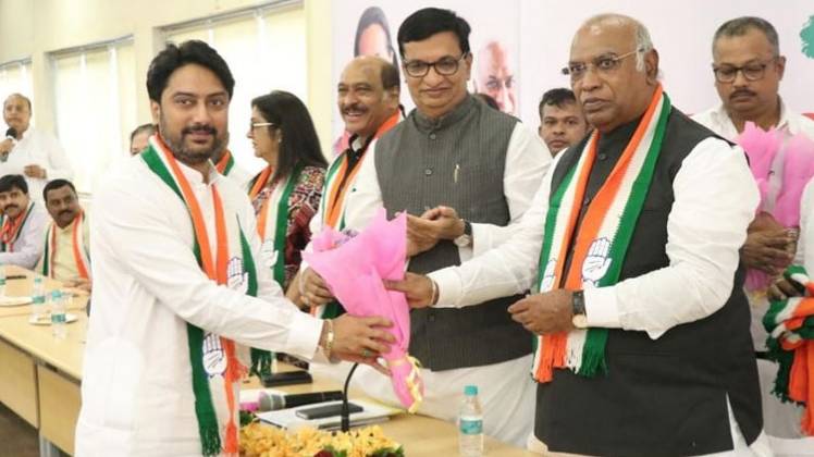 NCP-शिवसेना सरकार को बाहर से समर्थन देने के पक्ष कांग्रेसी विधायक