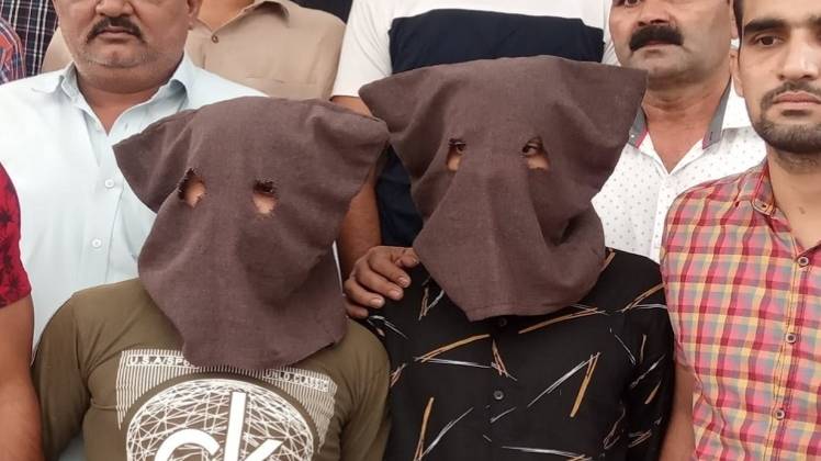 पकड़े गए आरोपी (फोटो-हिमांशु मिश्रा)