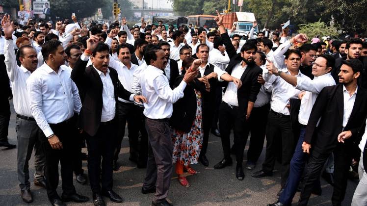 दिल्ली में वकीलों और पुलिस के बीच जारी है विवाद (तस्वीर-ANI)