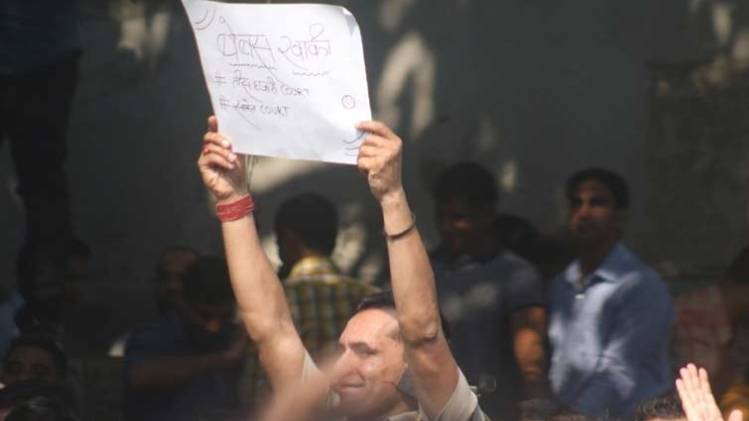 पिछले दिनों वकीलों के साथ झड़प के बाद दिल्ली पुलिस का प्रदर्शन जारी (IANS) 