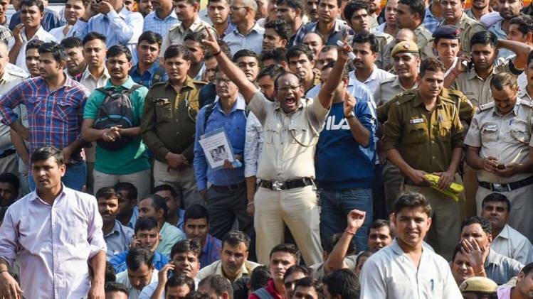 5 नवंबर को दिल्ली पुलिस के जवानों और अधिकारियों ने प्रदर्शन किया. (फोटो-पीटीआई)