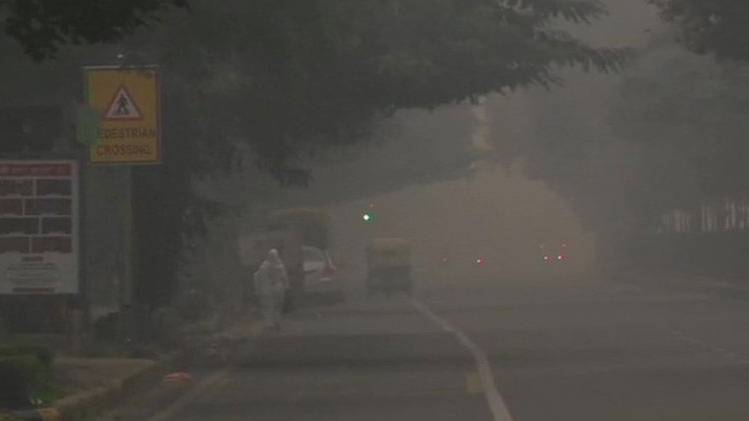 प्रदूषण का स्तर आज इमरजेंसी की कैटेगरी में पहुंच सकता है (फोटो-Reuters/ANI)