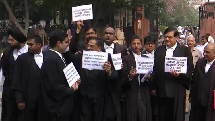 सुप्रीम कोर्ट के बाहर वकीलों का विरोध प्रदर्शन (तस्वीर-ANI)