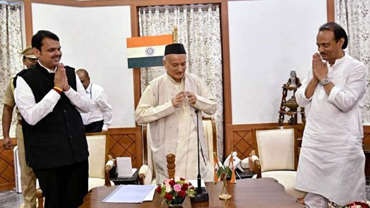 राज्यपाल भगत सिंह कोश्यारी के साथ देवेंद्र फडणवीस और अजित पवार (फाइल फोटो: ANI)