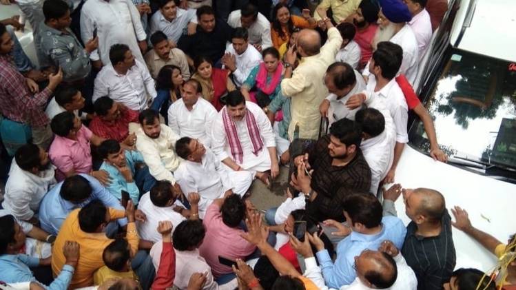 धरने पर बैठे AAP कार्यकर्ता