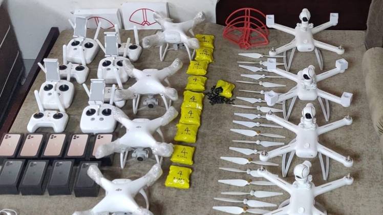 एयरपोर्ट पर बरामद संदिग्ध सामान (ANI)