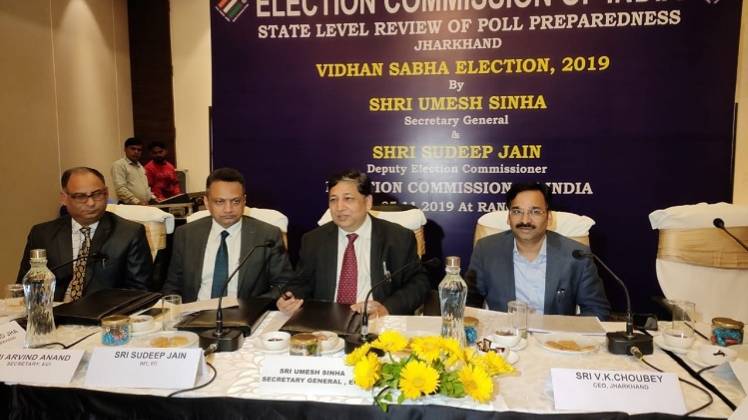 पत्रकारों से बात करते चुनाव आयोग के अधिकारी