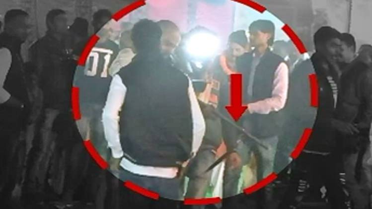 राइफल लोड करते समय चली गोली