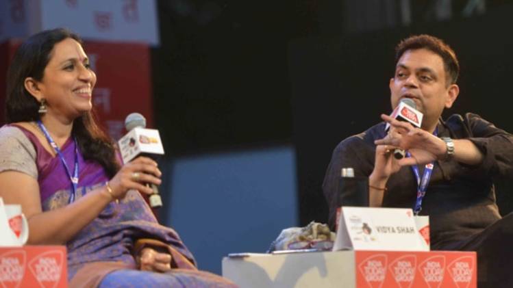 'हाय अख़्तरी' विषय पर आयोजित गोष्ठी में भाग लेते 2 लेखक (साहित्य आजतक)