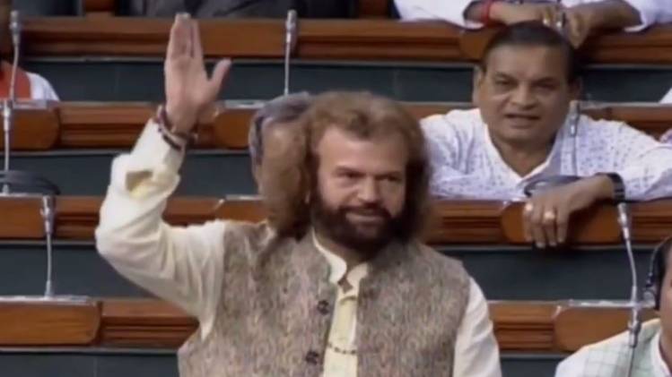 संसद में हंसराज हंस (फाइल फोटो)