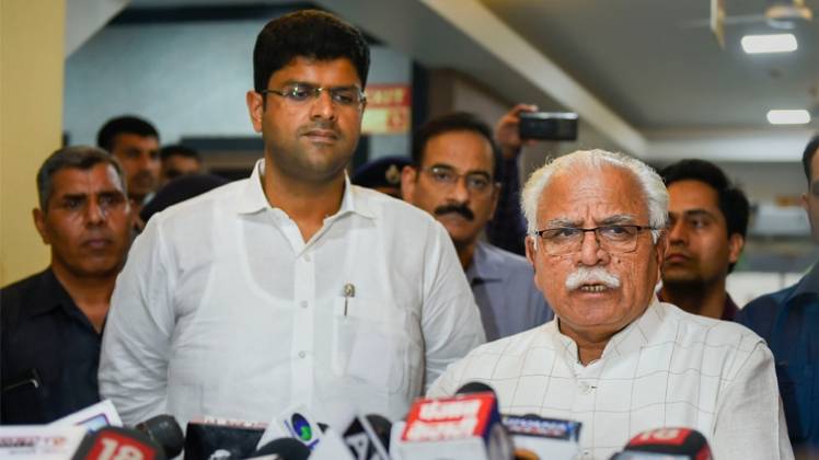 कैबिनेट विस्तार पर दुष्यंत चौटाला और मनोहर लाल खट्टर में चर्चा (फोटो-PTI)