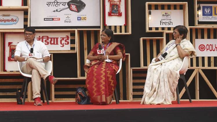 'कितना जरूरी है बाजार' विषय पर आयोजित परिचर्चा में हिस्सा लेते 3 लेखक (फोटो-साहित्य आजतक)