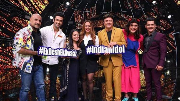 इंडियन आयडल शो के दौरान अनु मलिक के साथ कश्मीरा शाह 