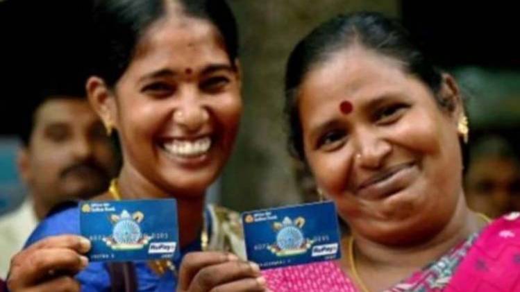 PMJDY में रुपे कार्ड जैसे आकर्षण हैं (फोटो: PTI)