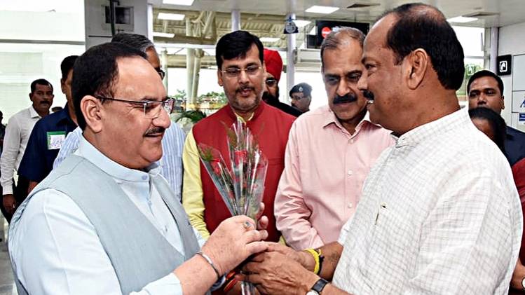 भाजपा के कार्यकारी अध्यक्ष जेपी नड्डा का स्वागत करते झारखंड के मुख्यमंत्री रघुवर दास. (फाइल फोटो)