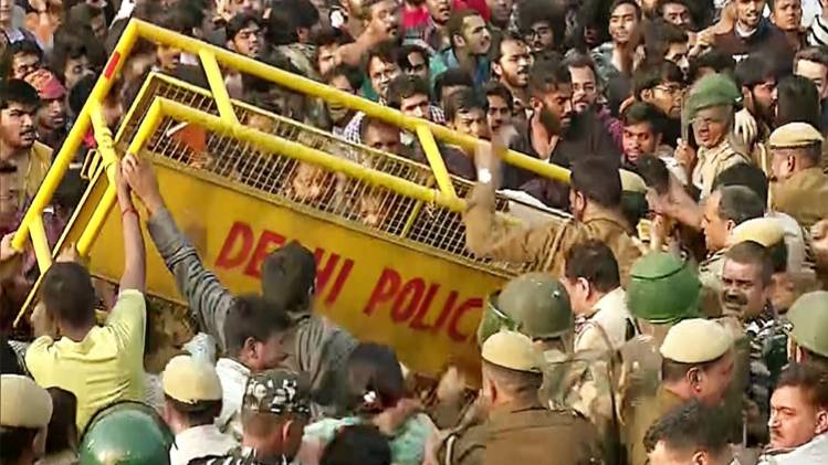 JNU में छात्रों और पुलिस के बीच भिड़ंत (Photo-ANI)