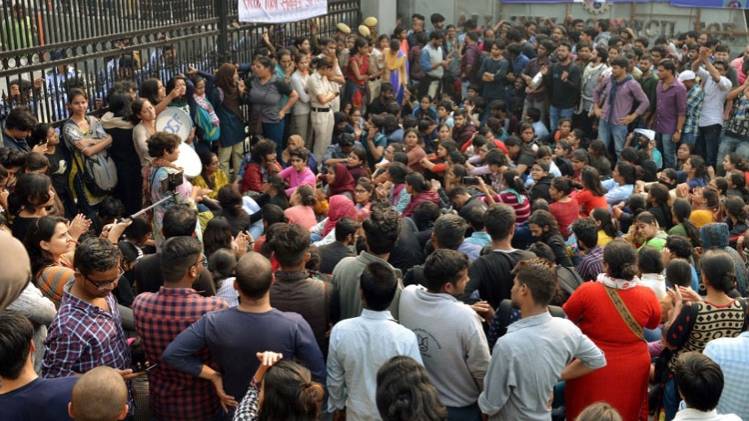 सोमवार को प्रदर्शन करते जेएनयू स्टूडेंट (फाइल फोटो-ANI)