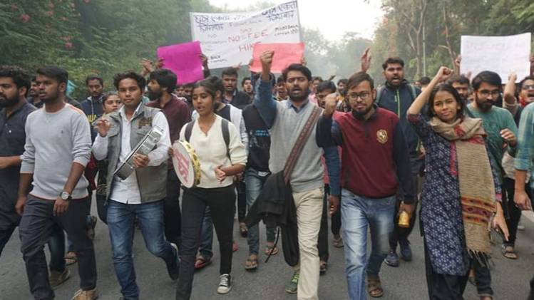 फीस बढ़ोतरी के खिलाफ प्रदर्शन करते छात्र (फाइल फोटो- Twitter/@jnu_voice)