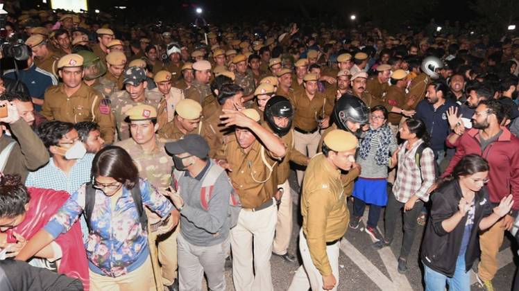 धरना दे रहे JNU छात्रों को पुलिस ने खदेड़ा (फोटो-PTI)