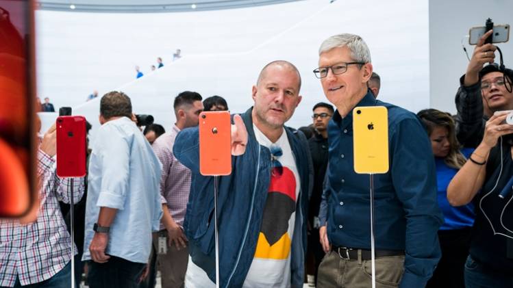 Apple CEO टिम कुक के साथ जॉनी आइव